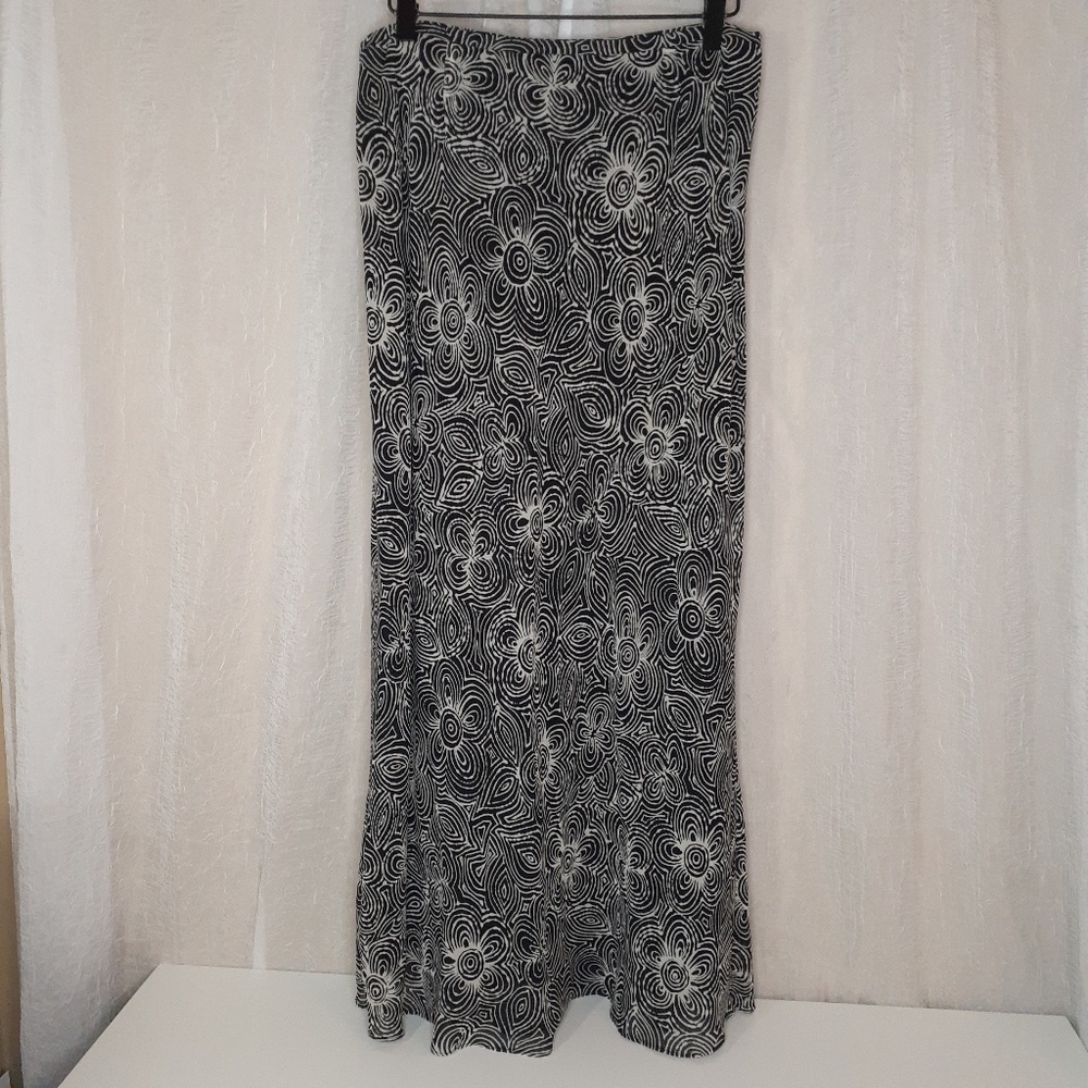 Ann Taylor 100%‎ Silk Black and White Maxi Skirt